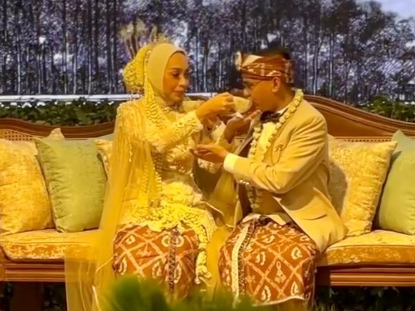 Momen romantis Maula dan Putri Momen romantis Maula Akbar dan Putri Karlina usai sah menjadi suami istri. (Foto: Instagram)