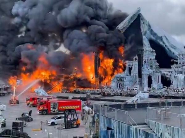 Panggung utama Tomorrowland 2025 terbakar habis. (Foto: X)