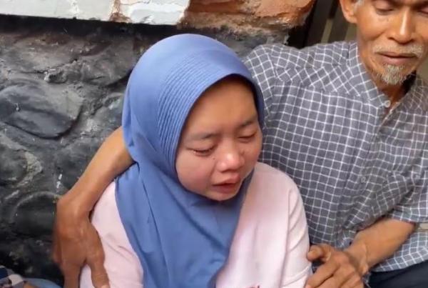 Korban pesta Nikah KDM Ibu Mela tak kuasa menahan tangis mendapati putrinya tewas dalam tragedi makan gratis pesta pernikahan putra Gubernur Jabar Dedi Mulyadi di Alun-Alun Garut, Jumat (18/7/2025). (Foto: iNews)