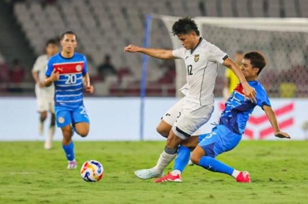 Striker Timnas Indonesia U-23, Hokky Caraka (12), dikawal ketat lini belakang Filipina U-23 pada matchday kedua Piala AFF U-23 2025 di SUGBK, Jumat (18/7/2025) malam. (Foto: IMG/Aldhi Chandra)