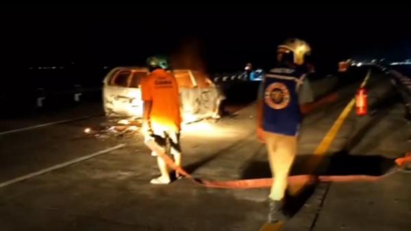 Mobil Tabrak Truk lalu Terbakar di Tol Jombang-Mojokerto, 3 Orang Sekeluarga Dilarikan ke RS