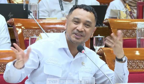 Wakil Menteri Kebudayaan Giring Ganesha Momen Wakil Menteri Kebudayaan Giring Ganesha menyanyikan penggalan lirik lagu Laskar Pelangi di Raker Komisi X DPR, Kamis (17/7/2025). (Foto: Tangkapan Layar)