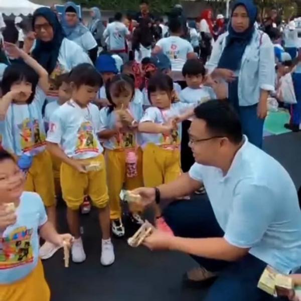 Rayakan Hari Anak Nasional, Wamen Komdigi Bagi-bagi Susu di CFD Jakarta