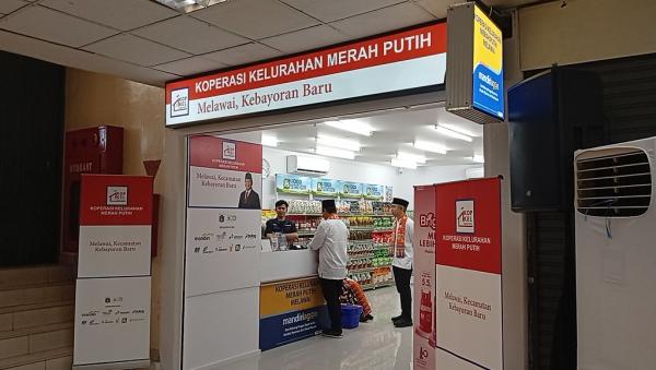 Koperasi Kelurahan Merah Putih di Jakarta Penampakan Koperasi Kelurahan Merah Putih di Blok M Hub, Kebayoran Baru, Jakarta Selatan yang menjajakan produk sembako dari Food Station serta aneka daging dari Dharma Jaya. (Foto: M Refi Sandi)