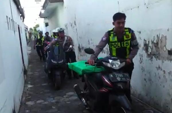 Polisi mengangkut belasan motor yang disembunyikan pemiliknya di kebun untuk menghindari petugas yang menggelar Operasi Patuh Semeru 2025 di Kabupaten Lumajang, Senin (21/7/2025). (Foto: iNews)
