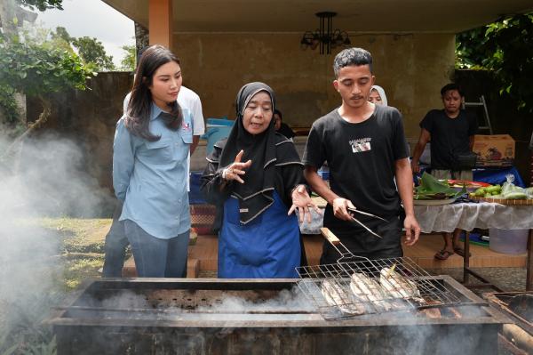 Angela Tanoesoedibjo di Lombok Barat NTB_1 Ketua Umum DPP Partai Perindo Angela Tanoesoedibjo melihat warga yang sedang mengolah hasil panen ikan nila di Desa Lingsar, Kecamatan Narmada, Kabupaten Lombok Barat, NTB, Senin (21/7/2025). (Foto: Partai Perindo)