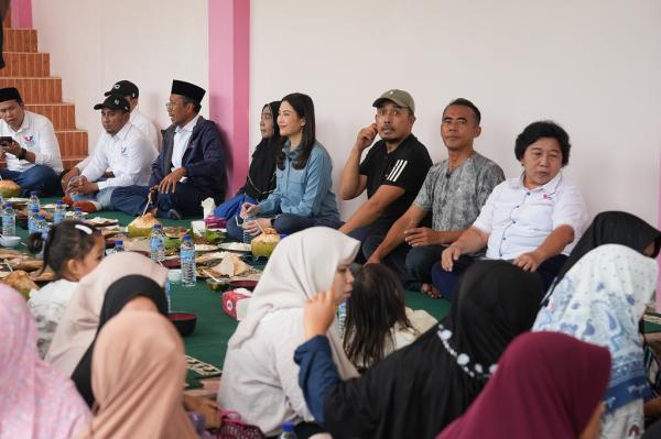 Angela Tanoesoedibjo di Lombok Barat NTB_2 Ketua Umum DPP Partai Perindo Angela Tanoesoedibjo mencicipi olahan ikan nila bersama warga Desa Lingsar, Kecamatan Narmada, Kabupaten Lombok Barat, NTB, Senin (21/7/2025). (Foto: Partai Perindo)