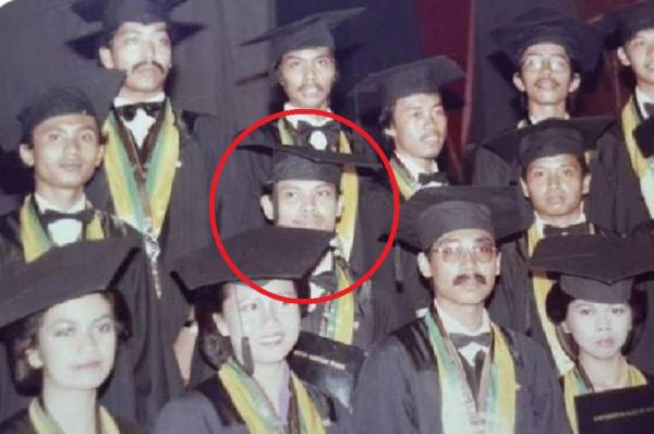 Foto Wisuda Jokowi Sosok yang disebut Dokter Tifa sebagai Hari Mulyono (lingkaran merah) pada foto wisuda Jokowi. (Foto: @DokterTifa/X)