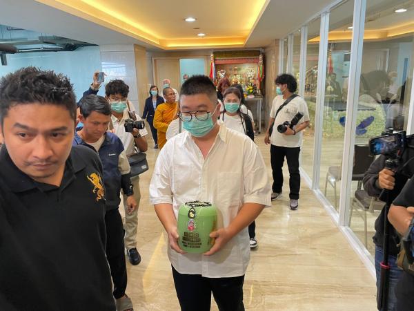 Keluarga Sarwendah Keluarga Sarwendah siap melarung. (Foto: Ravie Wardani)