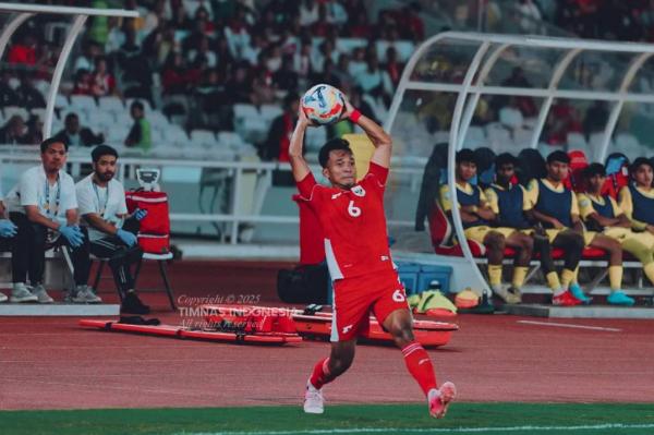 Lemparan jauh Robi Darwis, menjadi salah satu senjata andalan Timnas Indonesia U-23 di Piala AFF U-23 2025. (Foto: PSSI)