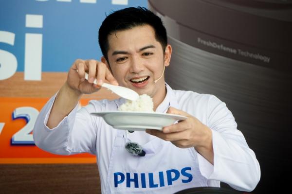 Chef Nicky Tirta di booth Philips menunjukkan hasil nasi yang telah dimasak selama dua hari nonstop menggunakan Philips Rice Cooker tetap enak dan fresh setelah dua hari. (Foto: dok Philips)