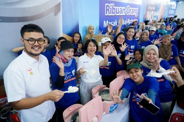 Antusiasme para ibu rumah tangga bersama deretan 300 unit Philips Rice Cooker dalam Aksi No Basah, No Basi di Pekan Raya Jakarta 2025. (Foto: dok Philips)