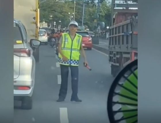 Aksi heroik Justin sang juru parkir saat mengawal ambulans yang terjebak macet di Kabupaten Maros. (Foto: iNews)