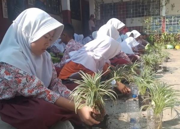 Siswa SDN Sirampad, Cianjur tampak serius mengikuti kegiatan edukatif dan rekreatif yang digelar MNC Peduli. (Foto: iNews)