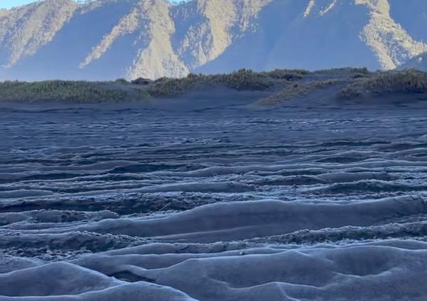 Salju di Gunung Bromo. (Foto: Avirista Midaada)