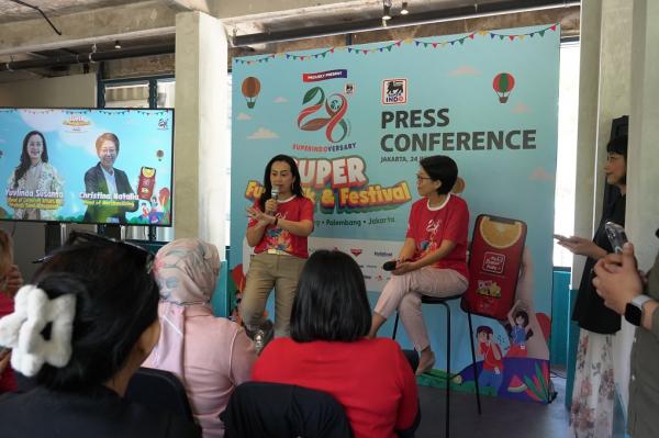 Head of Corporate Affairs & Strategic Event Management Super Indo Yuvlinda Susanta dan Head of Merchandising Super Indo Christina Natalia saat Sesi Talkshow Press Conference 28th Superindoversary. (Foto: Istimewa)