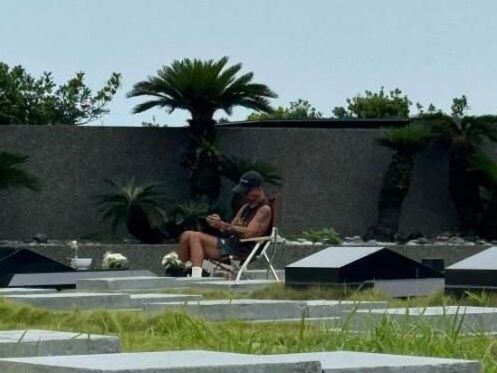 DJ Koo di makam Barbie Hsu DJ Koo di makam Barbie Hsu. (Foto: X)