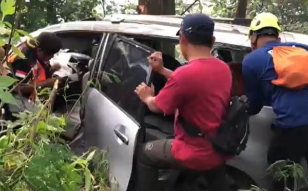 Kecelakaan Avanza Rem Blong Masuk Jurang di Jalur Pacet Mojokerto, 1 Tewas 5 Luka