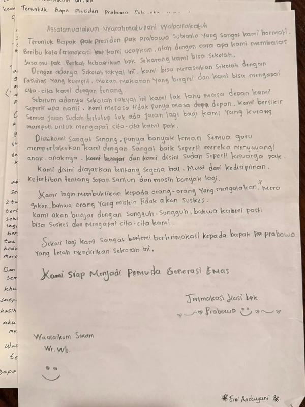 Surat dari siswi Sekolah Rakyat bernama Erni Andayani yang dibaca Presiden Prabowo Subianto. (Foto: Ist)