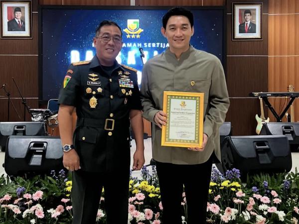 Ifan Seventeen Ifan Seventeen menjadi warga kehormatan corps polisi militer TNI Angkatan Darat. (Foto: Instagram)