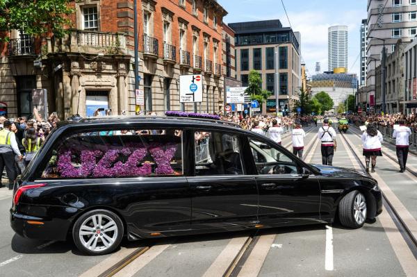 Mobil yang membawa peti mati Ozzy Osbourne. (Foto: X)