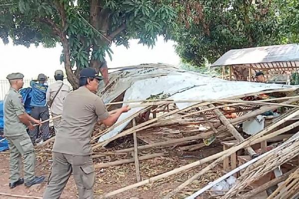 40 Lapak PKL Liar Kawasan Bima Cirebon Dibongkar, Langgar Ruang Terbuka Hijau