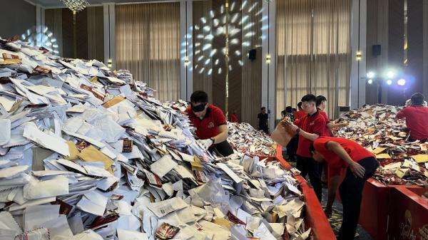 Proses pengundian pemenang Gebyar 100 Umroh tahap kedua. (Foto: dok Kapal Api)