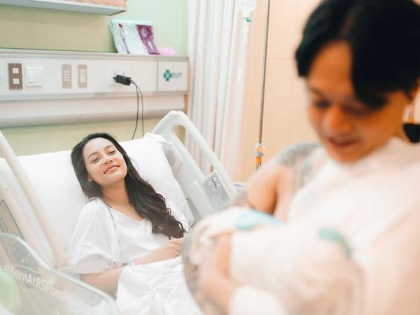 Heboh DJ Bravy Gendong Anak Erika Carlina, Fotonya Viral!