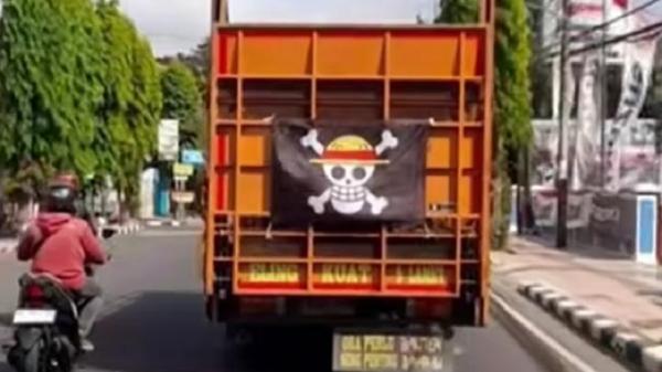 bendera anime One Piece Sepekan terakhir, masyarakat dihebohkan oleh fenomena sopir truk mengibarkan bendera anime One Piece. (Foto: Istimewa).
