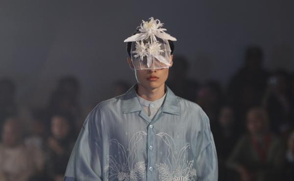 Karya fashion Ariy Arka terinspirasi dari Bunga Wijaya Kusuma dan Filosofi Jawa. (Foto: Istimewa)