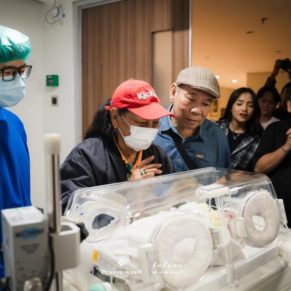 Orang tua Erika Carlina saat melihat cucunya. (Foto: Instagram)