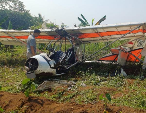 Penampakan pesawat latih yang jatuh di Bogor pada Minggu (3/8/2025). (foto: ist)