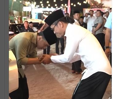 Wapres Gibran Rakabuming Raka mencium tangan Pengasuh Ponpes Ora Aji, Gus Miftah. (Foto: ist/Instagram)