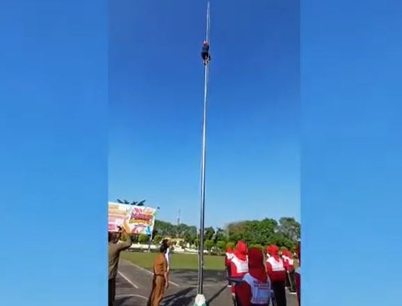 Viral Aksi Heroik Anggota BPBD Lumajang Panjat Tiang Bendera 15 Meter Perbaiki Tali Putus