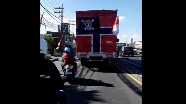 Bendera One Pice terpasang di belakang truk di Surabaya, Jawa Timur. (Foto: Rekaman video warga).