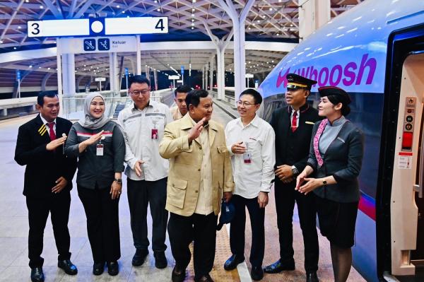 Presiden Prabowo Subianto saat hendak masuk ke gerbong Kereta Cepat Whoosh. (Foto: Biro Pers Sekretariat Presiden)