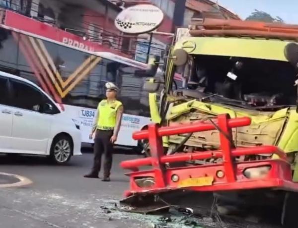 Lalin Ciputat Arah Lebak Bulus Macet Parah gegara Kecelakaan Truk di Lampu Merah   