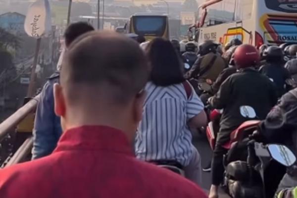 Macet Parah Imbas Kecelakaan Truk di Ciputat, Warga Sampai Jalan Kaki di Flyover
