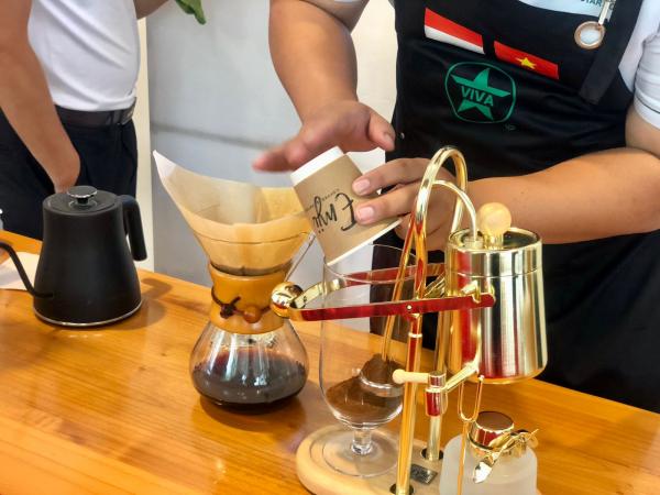 Proses membuat kopi Vietnam. (Foto: Muhammad Sukardi)