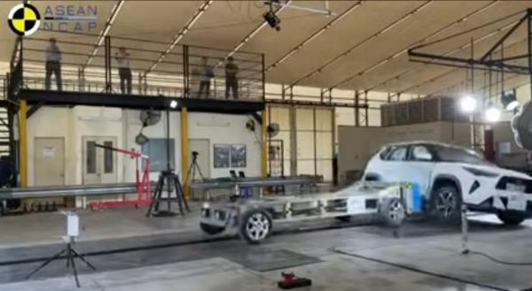 Uji Tabrak Yaris Cross