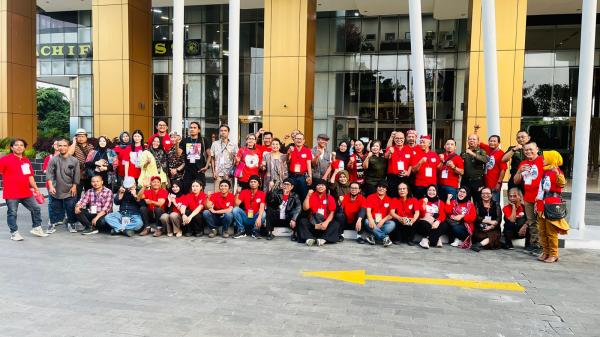 Para pelukis yang menggelar pameran lukisan di Gedung Kartika Towers. (Foto: Istimewa)