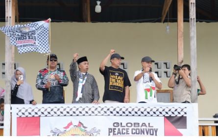 Wakil Ketua DPD Tamsil Linrung dan Ustaz Bahtiar Nasir melepas konvoi perahu dalam aksi bela Palestina yang dilakukan komunitas nelayan Togeo, Kabupaten Bone. (Foto: ist)