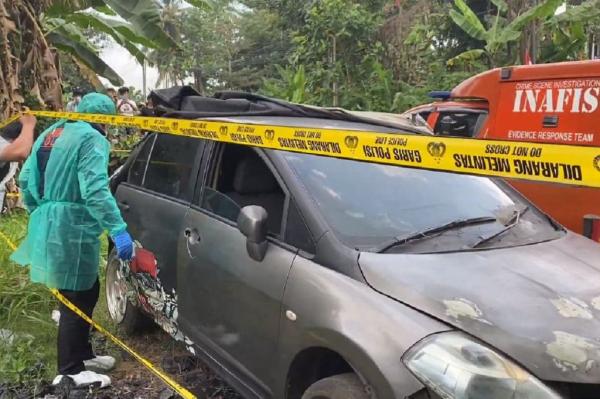 Geger! Mayat Pria Membusuk Ditemukan dalam Mobil Sedan di Pandeglang