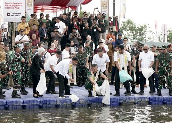 Bank Mandiri TNI AD Bersih Situ dan Waduk (Foto: dok Bank Mandiri)