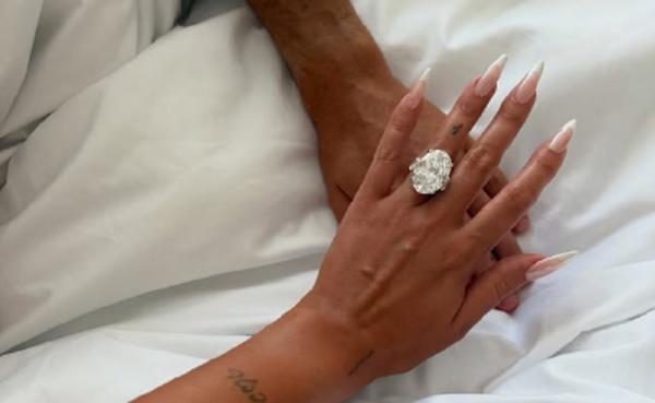 Cristiano Ronaldo resmi melamar pujaan hatinya, Georgina Rodriguez, dengan cincin berlian super mewah yang mencuri perhatian netizen dunia. (Foto: Instagram/georginagio)