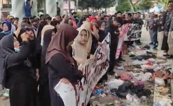 Kesal Dikirimi Sampah dari Warga 3 Desa, Bupati Pandeglang Copot 3 Pejabat