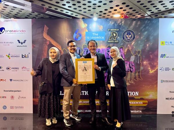Direktur Utama TelkoMedika Dicky Anfiadi (kedua dari kanan) beserta jajaran saat acara 6th  Indonesia Public Relations Summit 2025 di Auditorium Kementerian Pariwisata, Jakarta Pusat, pada Jumat (8/8). (Foto: dok TelkoMedika)