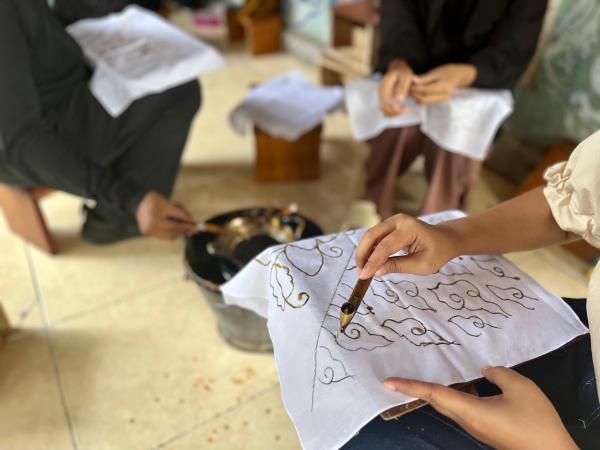 Belajar Membuat Batik Tulis Belajar membatik di Kampung Batik Tulis Giriloyo, Yogyakarta. (Foto: Muhammad Sukardi)