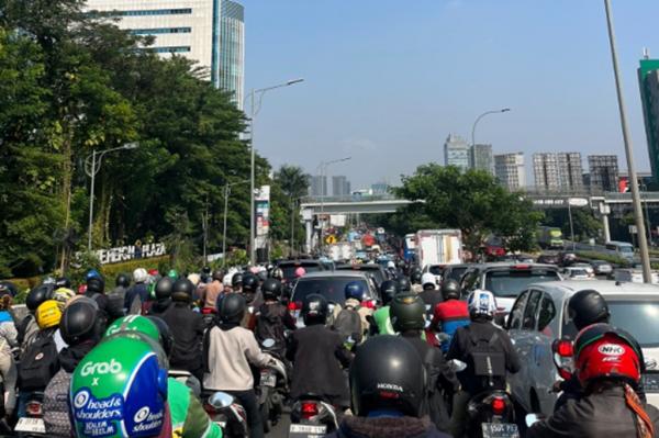 Kemacetan di Jalan TB Simatupang, Jakarta Selatan imbas proyek pemasangan pipa air limbah akan terjadi mulai Juli hingga Oktober 2025 mendatang. (Foto: X @ramedonih/Istimewa)