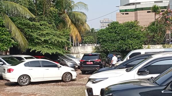 Sejumlah kendaraan pelat dinas merah terparkir di kantong parkir liar di Jalan Kebon Sirih, Jakarta Pusat. (Foto: M Refi Sandi)
